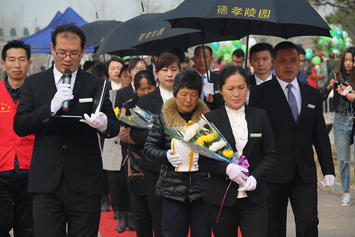 2015菏泽市首届公益生态花坛葬活动在德孝园举行
